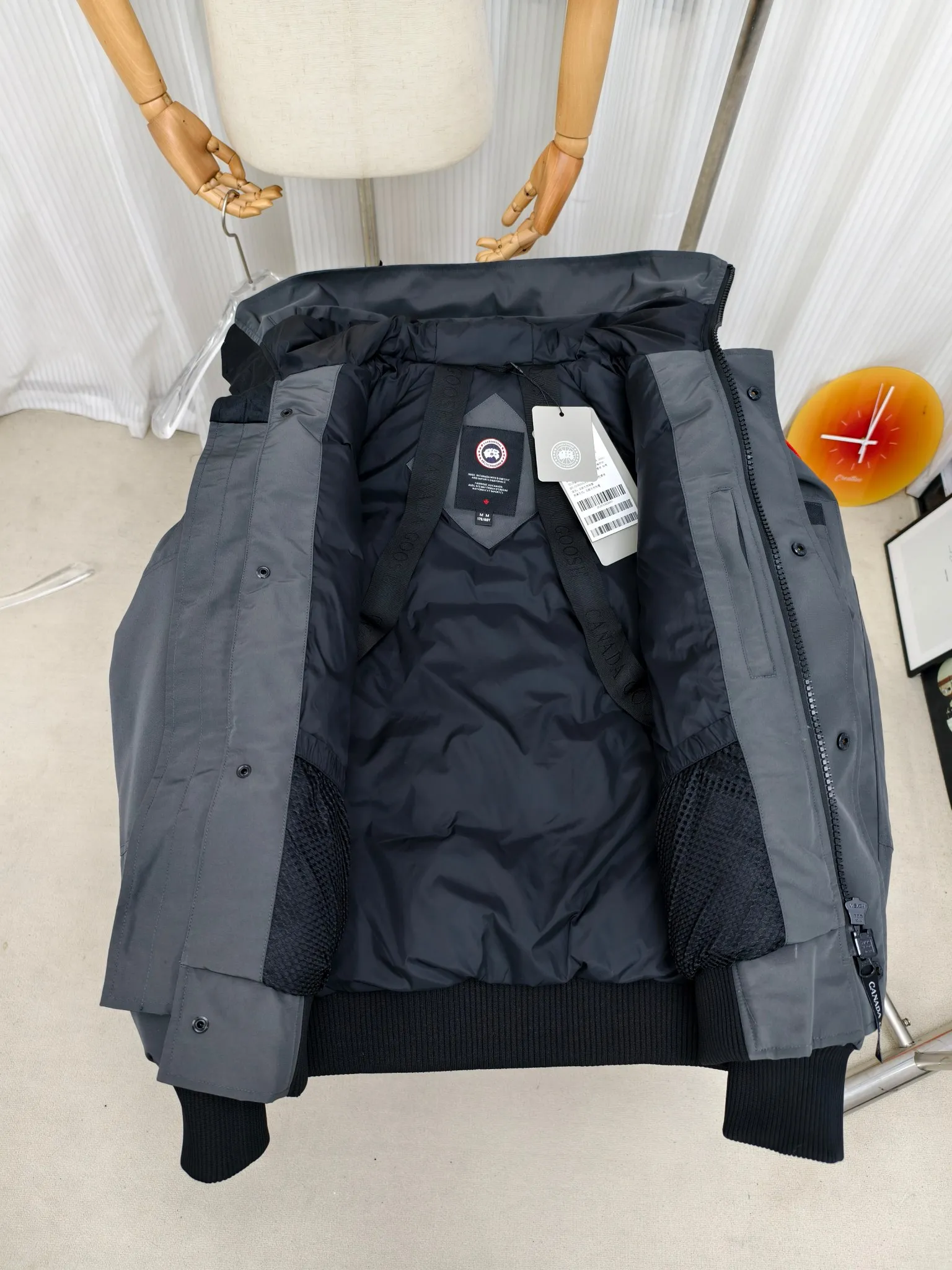 P720 ————2050M model/new 01 model (high version) Canada goose Canada Goose Chilliwack bomber jacket is one of our popular styles. The upgraded version adopts streamlined hood details and improved trimmings. The Chilliwack bomber jacket was originally designed for pilots in the post-war no-man's land in northern Canada. It is durable, warm and easy to move. The inside is filled with white duck down, which has higher thermal insulation performance. Chilliwack's iconic style, enduring popularity, is a popular jacket from Canada Goose. Customize your parka with our variety of interchangeable hood trim accessories to extend the coverage of your hood. Hip-length, the bomber jacket's knitted cuffs and hem are mid-length for freedom of movement. Rib knit cuffs and hem improve fit and seal in heat.  2050M is an upgraded version of the old version 01. Color: black, gray, off-white, navy. Size: XS-2XL